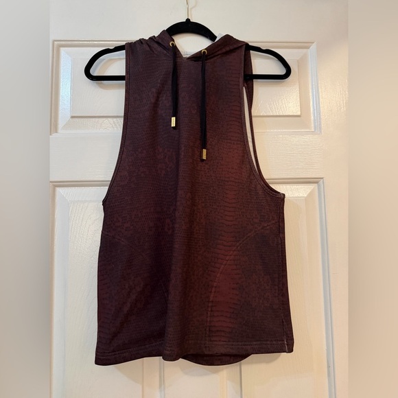 Varley Tops - Varley Open Back Sports Hoodie Burgundy Snakeprint XS